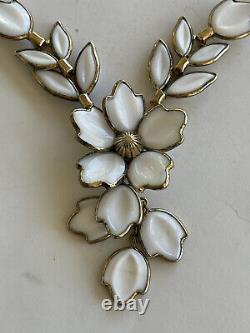 1952 TRIFARI Alfred Philippe Poured Milk Glass CAMELLIA Flower Tulip Necklace