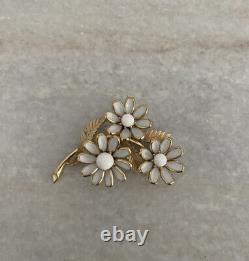 Beautiful Vintage Alfred Philippe Crown Trifari Poured Glass Flower Brooch Pin