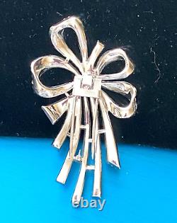 Crown Trifari Alfred Philippe Pave' & Baguette Crystals Rhodium Bow Fur Clip