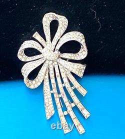 Crown Trifari Alfred Philippe Pave' & Baguette Crystals Rhodium Bow Fur Clip