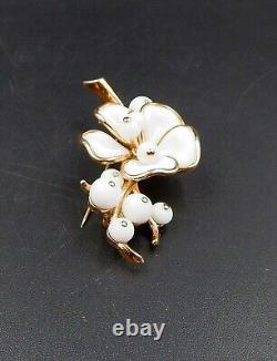 Crown Trifari Alfred Philippe Poured Milk Glass Flower Berries Brooch Gold Tone
