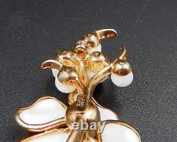 Crown Trifari Alfred Philippe Poured Milk Glass Flower Berries Brooch Gold Tone