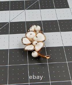 Crown Trifari Alfred Philippe Poured Milk Glass Flower Berries Brooch Gold Tone