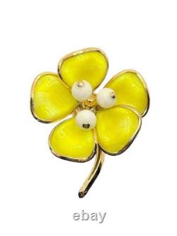 Crown Trifari Alfred Philippe yellow daisy flower molded gold tone brooch pin
