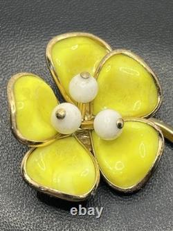 Crown Trifari Alfred Philippe yellow daisy flower molded gold tone brooch pin