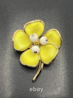 Crown Trifari Alfred Philippe yellow daisy flower molded gold tone brooch pin