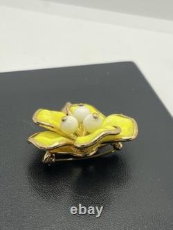 Crown Trifari Alfred Philippe yellow daisy flower molded gold tone brooch pin