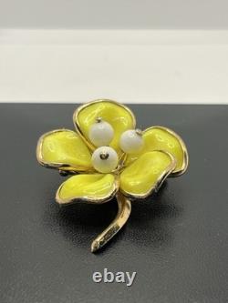 Crown Trifari Alfred Philippe yellow daisy flower molded gold tone brooch pin