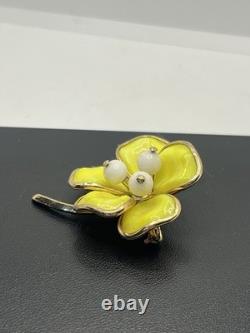 Crown Trifari Alfred Philippe yellow daisy flower molded gold tone brooch pin