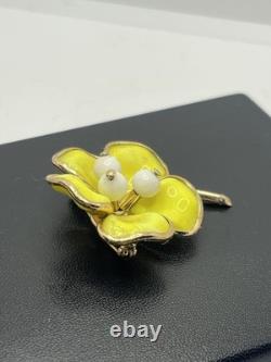 Crown Trifari Alfred Philippe yellow daisy flower molded gold tone brooch pin