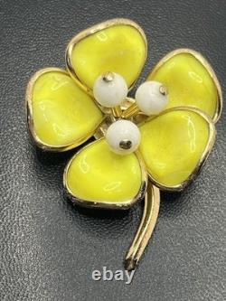 Crown Trifari Alfred Philippe yellow daisy flower molded gold tone brooch pin