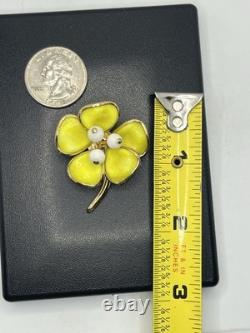 Crown Trifari Alfred Philippe yellow daisy flower molded gold tone brooch pin
