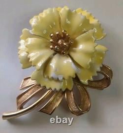 Crown Trifari Signed Yellow Flower Gold Tone Alfred Philippe Brooch Pin