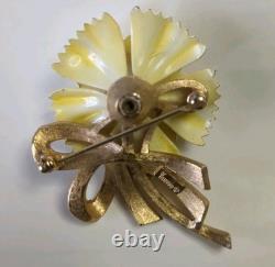 Crown Trifari Signed Yellow Flower Gold Tone Alfred Philippe Brooch Pin
