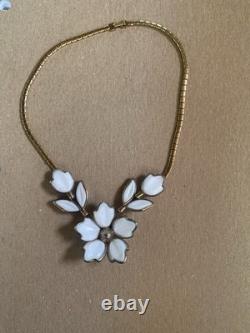 RARE VINTAGE 1950's Crown Trifari Alfred Philippe Whit Milk Glass Dogwood