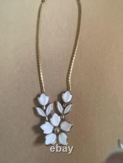 RARE VINTAGE 1950's Crown Trifari Alfred Philippe Whit Milk Glass Dogwood