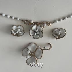 TRIFARI Camellia Set 1952 White Poured Glass Gold Trifanium Alfred Philippe