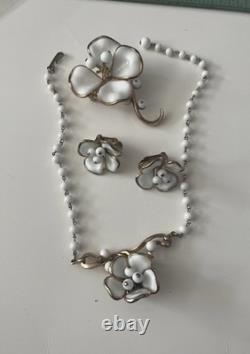 TRIFARI Camellia Set 1952 White Poured Glass Gold Trifanium Alfred Philippe