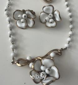 TRIFARI Camellia Set 1952 White Poured Glass Gold Trifanium Alfred Philippe