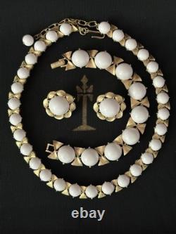 TRIFARI Hugs & Kisses 1959 Set Brushed-Gold White-Glass Alfred Philippe Book