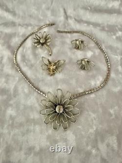 TRIFARI Petalettes Floral Set Alfred Philippe Gold-Trifanium Translucent 1949 TRIFARI Petalettes Floral Set Alfred Philippe Gold-Trifanium Translucent 1949