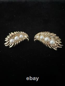 TRIFARI Plume Book-Set Alfred Philippe Feather Brooch Earrings Gold Pearls