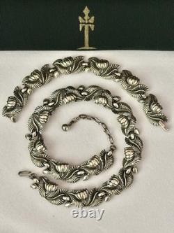 TRIFARI Tulips Bracelet Necklace Set Bellflowers Gun-Metal-Gray Crown