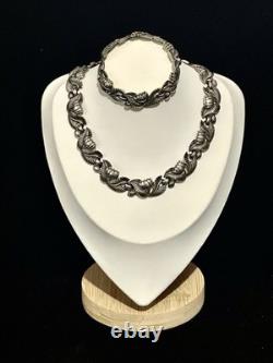 TRIFARI Tulips Bracelet Necklace Set Bellflowers Gun-Metal-Gray Crown