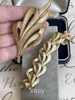 Trifari brooch & bracelet 2 ps Set Vintage 1960s gold color beautiful signet