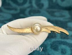 VTG CROWN TRIFARI TEXTURED FAUX PEARL RIBBON BROOCHBy Alfred Philippe