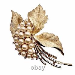 VTG Crown TRIFARI Alfred Philippe 1960s Gold Tone Pearl & Rhinestone Brooch