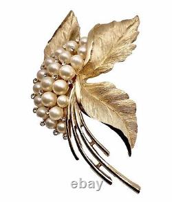 VTG Crown TRIFARI Alfred Philippe 1960s Gold Tone Pearl & Rhinestone Brooch