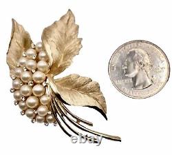 VTG Crown TRIFARI Alfred Philippe 1960s Gold Tone Pearl & Rhinestone Brooch