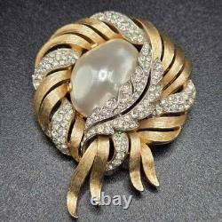 VTG Trifari crown Alfred Philippe Fantasia Faux Baroque Pearl Gold tone Brooch