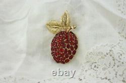 Vintage Alfred Philippe TRIFARI Gold Swinging RED Rhinestone Apple Pin Brooch