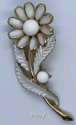 Vintage Crown Trifari Alfred Philippe Daisy Brooch White Milk Glass Enamel
