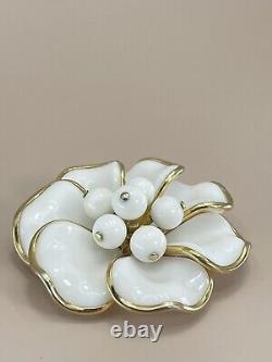 Vintage Crown Trifari flower brooch Alfred Philippe poured glass dogwood 2-1/8