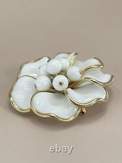 Vintage Crown Trifari flower brooch Alfred Philippe poured glass dogwood 2-1/8