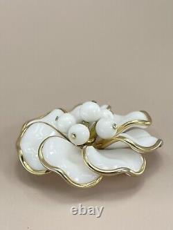 Vintage Crown Trifari flower brooch Alfred Philippe poured glass dogwood 2-1/8