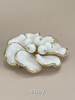 Vintage Crown Trifari flower brooch Alfred Philippe poured glass dogwood 2-1/8