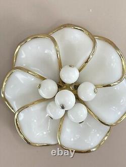 Vintage Crown Trifari flower brooch Alfred Philippe poured glass dogwood 2-1/8