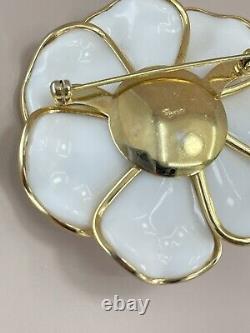 Vintage Crown Trifari flower brooch Alfred Philippe poured glass dogwood 2-1/8