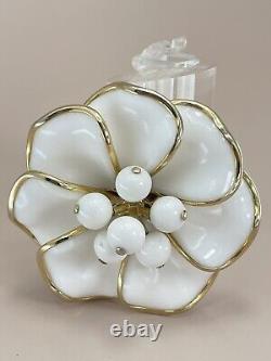 Vintage Crown Trifari flower brooch Alfred Philippe poured glass dogwood 2-1/8