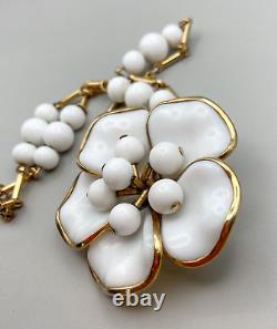 Vintage Trifari Alfred Philippe Milk Molded Glass Flower Necklace Choker 1950-s
