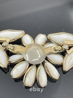 Vintage Trifari Alfred Philippe flower necklace white dogwood poured glass 14.5