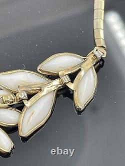 Vintage Trifari Alfred Philippe flower necklace white dogwood poured glass 14.5