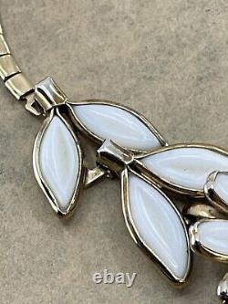 Vintage Trifari Alfred Philippe flower necklace white dogwood poured glass 14.5