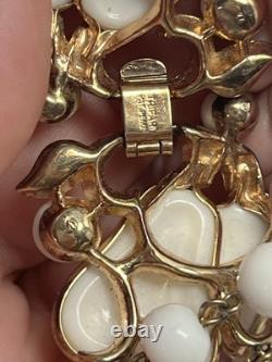 Vintage signed Trifari ALFRED PHILIPPE White Milk Glass Pear Bracelet 1950's