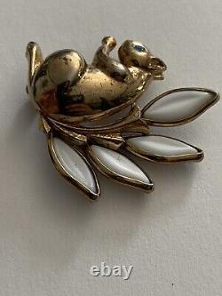 Vtg Crown Trifari Alfred Philippe Squirrel Brooch Gold Plate White Gripoix Glass