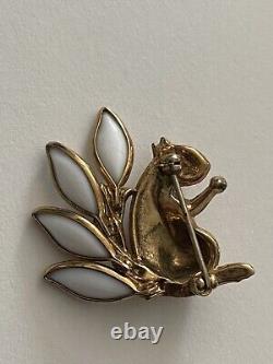 Vtg Crown Trifari Alfred Philippe Squirrel Brooch Gold Plate White Gripoix Glass